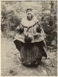 [Een Kwakiutl-hoofdjager, gekleed voor een Kominaka-dans]