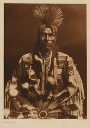 [Een Piikani-man in traditionele kledij]