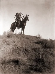 Absaroke krijger te paard door Edward S. Curtis, ca. 1910