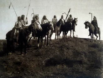 Amerikaanse Indianen: apsaroke krijger te paard