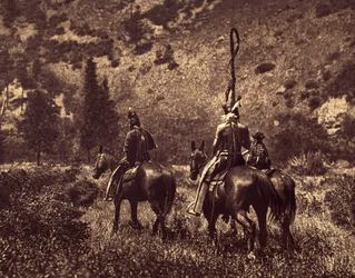 In Black Canon. De Apsaroke, zonder uitsluitend bergbewoners te zijn, hielden altijd van de heuvels en verkozen eentonige weiden... de schaduw van de bossen en de heldere rivieren. De foto toont de gewoonte een hoofdband achter het hoofd of han te dragen