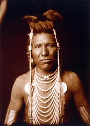 Indiaanse dappere: Ben Long Ear c. 1905, foto Edward S. Curtis