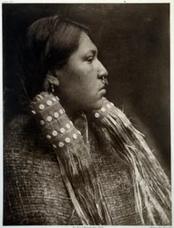 Indianen van Amerika: portret van een Indiaans meisje met een neuspiercing