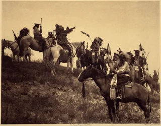 Een aanval plannen. De Indianen, in hun indrukwekkende typische kostuums, komen samen in uiterst pittoreske groepen. Dit is een troep van Sioux Ogalala (Oglala), op een heuvel met uitzicht op de Wounded Knee Valley in het Pine Ridge-reservaat, South Dakota