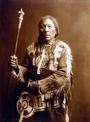 Rennend Konijn (Aatsista-Mahkan 1833-1911), Blackfeet Indiaan, c. 1900, foto Edward S. Curtis