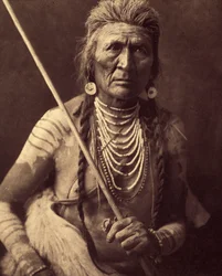 Wolf, Indiaanse Apsaroke. Foto uit deel 4 van de encyclopedie gepubliceerd door Edward S. Curtis over de Indianen van Noord-Amerika, met een voorwoord van Theodore Roosevelt. Tussen 1907 en 1930.