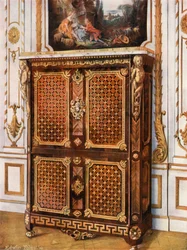 Staande Secretaire in Parketwerk van Diverse Houtsoorten, met Ormolu-Gemonteerde Rozetten, enz.
