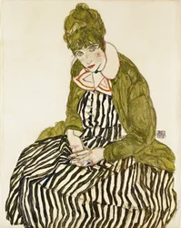 Edith Schiele in gestreepte jurk, zittend