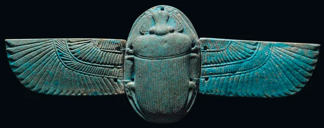 Een Egyptische faience gevleugelde scarabee, ca. 664-30 v.Chr.