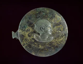 Gegoten bronzen spiegeldeksel met Hellenistisch reliëf van een vrouw, 100 v.Chr. - 100 n.Chr.