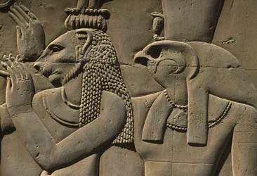 Detail van een reliëf, steen met Bastet en Horus