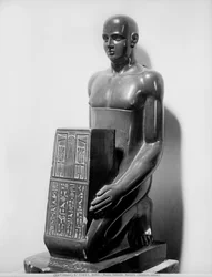 Naophore standbeeld van een man (basalt)