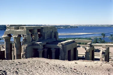 Zicht op de Romeinse en Ptolemaïsche Dubbele Tempel van Sobek en Haroeris aan de Nijl