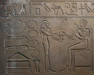 Detail van reliëf met dienaar die juwelen aan de koningin toont, van Sarcofaag van Koningin Kawit, Tempel van Mentuhotep II, Deir el Bahari, Egypte