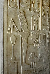 Egyptische oudheid: hiëroglief met de ithyfallische god Min, witte kapel van farao Sesostris I (1962-1928 v.Chr.), 12e dynastie, heiligdom gebouwd ter ere van de god Amon. Openluchtmuseum van de tempel van Karnak, Egypte