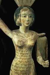 Vrouwelijke offerdraagster met een watervaas in haar hand en een vat op haar hoofd, Egyptisch, Middenrijk, ca. 1950 v.Chr. (gestuct en beschilderd vijgenhout) (detail van 93791)