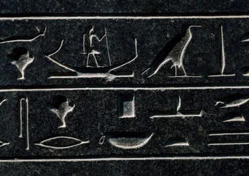 Pyramidion van Amenemhat III, hoogte 140 cm, basalt, uit Dahshur, (detail)