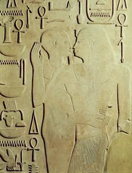 Sesostris I (regeerde 1971-28 v.Chr.) omarmd door de God Ptah, reliëf uit de Tempel van Amon, Karnak