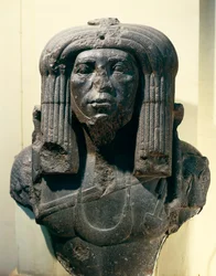 Buste van Amenemhat III (Nimaat Re of Ammenemes III), afgebeeld als priester, uit Fajoem, Middenrijk, 12e dynastie