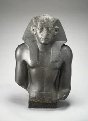 Mannelijk hoofd en torso van een zittend standbeeld van koning Sesostris III? van Egypte