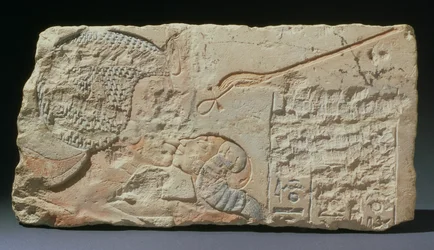 Een kus, een reliëf van koningin Nefertiti die een van haar dochters kust, uit Hermopolis, Nieuwe Rijk, Amarnaperiode