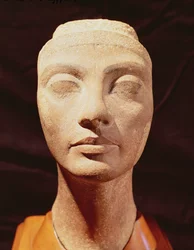 Een koninklijk hoofd, mogelijk van Nefertiti, uit Memphis, Nieuwe Koninkrijk
