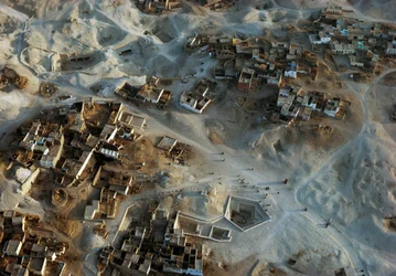 Luchtfoto van de archeologische site van Qurna, Sheikh Abd el-Qurna, Thebaanse Necropolis, Egypte, Nieuwe Koninkrijk, Dynastie XVIII-XIX