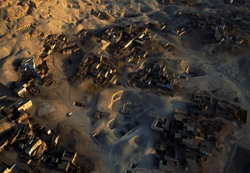 Luchtfoto van de archeologische site Qurna, Sheikh Abd el-Qurna, Thebaanse Necropolis, Egypte, Nieuwe Koninkrijk, Dynastie XVIII-XIX
