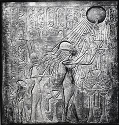 Akhenaten (Amenhotep IV) ketter farao, regeerde vanaf ca. 150 v.Chr., hier met Nefertiti en hun twee dochters die geschenken aanbieden aan de zon. Reliëf oorspronkelijk in de Tempel van de Zon, Thebe. Linnen kleding
