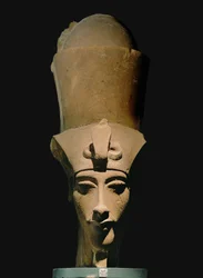 Amenhotep IV, met dubbele kroon ...
