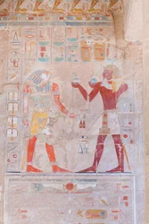 Bas-reliëf afbeelding van de farao (rechts) die offers brengt aan de god Horus, Hatshepsut-tempel van Deir Al Bahari, Luxor, Egypte (foto)