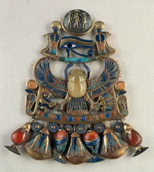 Borstplaat met zon- en maanemblemen, Uit het Graf van Toetanchamon, Thebe, Egypte, Goudsmidkunst, Egyptische beschaving, Nieuwe Rijk, Dynastie XVIII