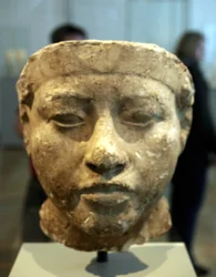 Buste van Nefertiti (ca. 1370- ca. 1330 v.Chr.) Grote Koninklijke Vrouw (hoofdgemaal) van de Egyptische farao Akhenaten. Nefertiti en haar man waren bekend om een religieuze revolutie. Ze begonnen slechts één god te aanbidden, Aten, de zonneschijf.