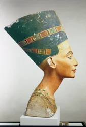 Buste van koningin Nefertiti, zijaanzicht, uit het atelier van Thoetmosis in Tell el-Amarna