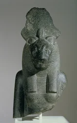 Buste van Sakhmet van een zittend standbeeld, ofwel uit het Mut Precinct of het dodentempel van Amenhotep III (granodioriet)