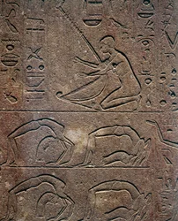 Vieringen met harpist en acrobaten, reliëf, Rode Kapel van Hatsjepsoet, reconstructie tentoongesteld in het Museum van Karnak, Egyptische beschaving, Nieuwe Rijk, Dynastie XVIII