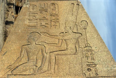 Detail van de gevallen obelisk van koningin Hatsjepsoet