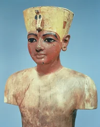 Pop van de jonge Toetanchamon met een compromis tussen de kroon van de koningen van Beneden-Egypte en de hoofdbedekking van Nefertiti