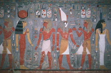 Egypte, Thebe, Luxor, Vallei der Koningen, Graf van Horemheb, Muurschildering die Horemheb tussen godin Isis en god Horus afbeeldt, Nieuwe Rijk, Dynastie XVIII