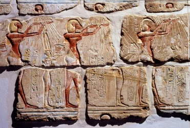 Egyptische antiquiteit: de aanbidding van de zon. Fragment van de muur in zandsteen van Amenophis IV in Luxor. 1365-1360 v.Chr. 18e dynastie