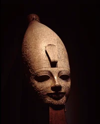 Egyptische antiquiteit: kolossaal hoofd van Amenophis III (Amenhotep). Roze granieten sculptuur. 14e eeuw v.Chr. 18e dynastie. Luxor Museum, Egypte