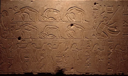 Egyptische oudheid: detail van een gegraveerd fresco met dansers, contortionisten en muzikanten. Periode van koningin Hatsjepsoet (18e dynastie). Luxor, Egyptisch Kunstmuseum