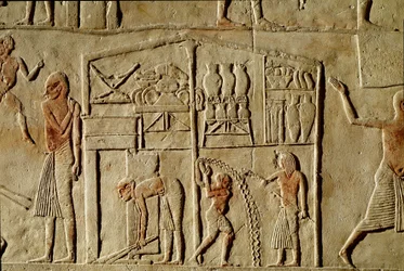 Egyptische oudheid: "voedselvoorraden worden opgeslagen in magazijnen". Reliëf dat een graf van een hoge ambtenaar van de 18e dynastie siert. Bologna Civico Museo Archeologico
