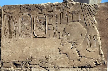 Egyptische antiquiteit: laag reliëf dat Farao Horemheb voorstelt