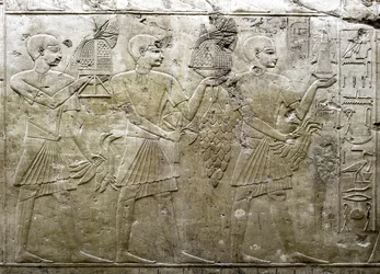 Egyptische oudheid: afbeelding van offerdragers. Laag reliëf van het graf van de vizier Ramose (18e dynastie). Luxor, Thebe, Vallei der Edelen, Egypte