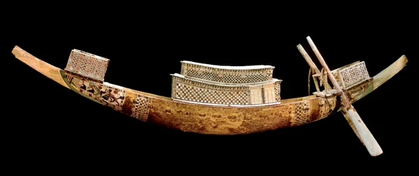 Egyptische oudheid: koninklijke boot: het vertegenwoordigt de reis van de overledene naar de andere wereld. Houtsnijwerk uit het graf van Toetanchamon (Tutankhamun), vallei der koningen, Egypte. 1375-1358 v.Chr. Egyptisch Museum, Caïro, Egypte