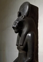 Egyptische oudheid: de leeuwinnengodin Sekhmet gekroond met de zonneschijf. Standbeeld van zwart graniet. 1540-1295 v.Chr. H. 210 cm, Turijn, Egyptisch Museum