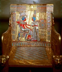 Egyptische oudheden: een troon van verguld hout en beschilderd door Toetanchamon, onderdeel van de schatkamer van de farao. Voorstelling van koningin Ankhesenpaaton die de schouder van haar broer en echtgenoot Toetanchamon masseert onder de