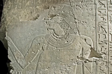 Egyptische oudheden: voorstelling van vizier Ramose. Laag reliëf van zijn graf (18e dynastie). Luxor, Thebe, Graf van Edelen Egypte