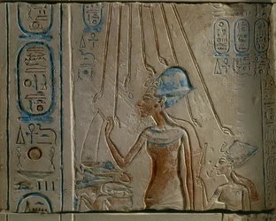 Egyptische gravure die Akhenaten en Nefertiti toont die de zonneschijf aanbidden, uit Tall al-Amarnah, Egypte, Nieuwe Koninkrijk, XVIII Dynastie